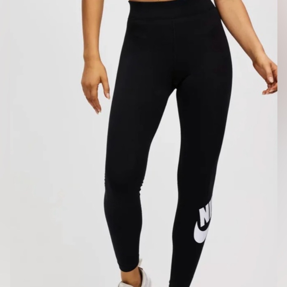Nike essential high waist leggings, ladies size XL worn once